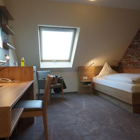 Land-Gut-Hotel Raeuber Lippoldskrug อัลเฟลด์ ภายนอก รูปภาพ