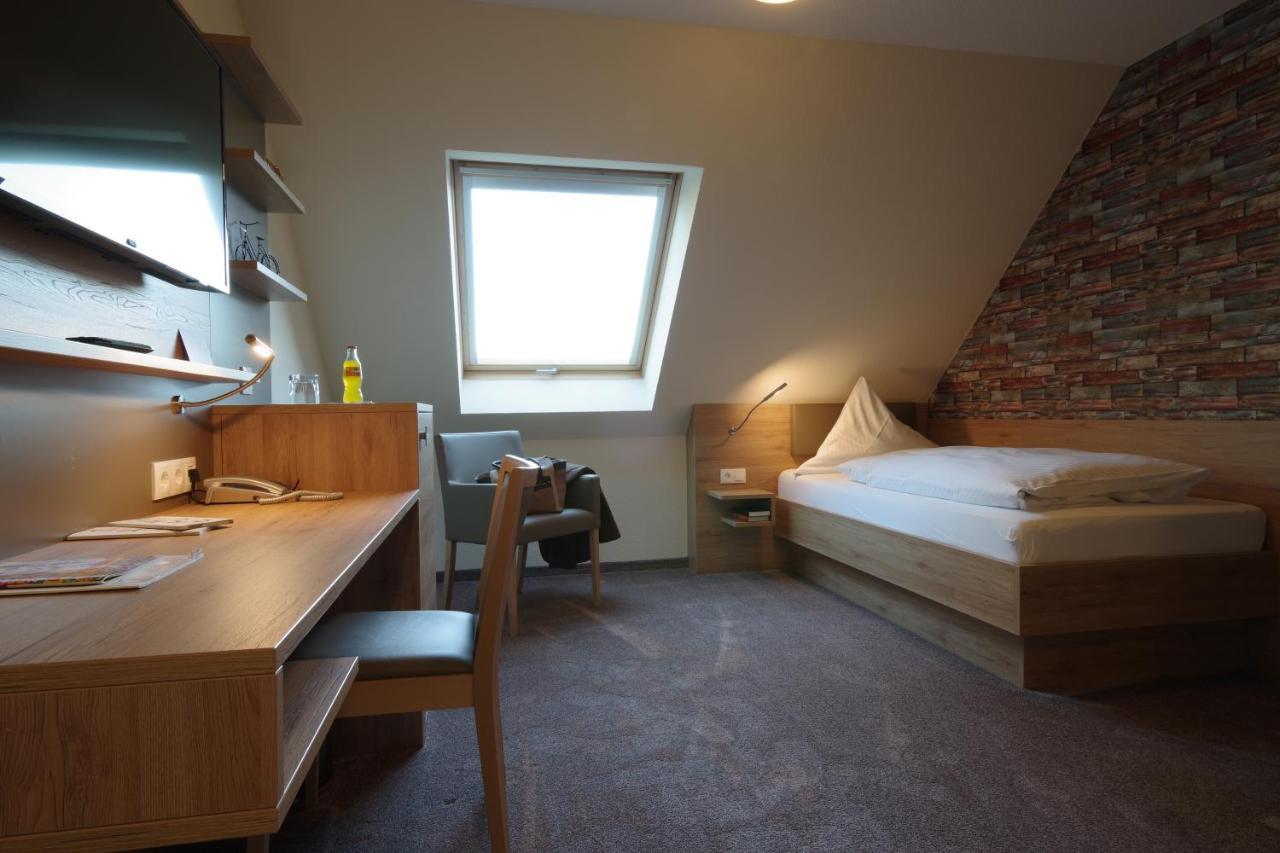 Land-Gut-Hotel Raeuber Lippoldskrug อัลเฟลด์ ภายนอก รูปภาพ
